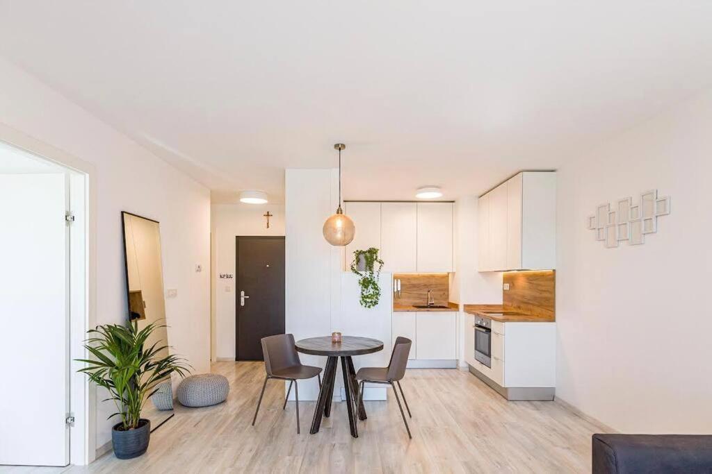Urban Apartment With Possibility Of Parking Bratislava Exteriör bild